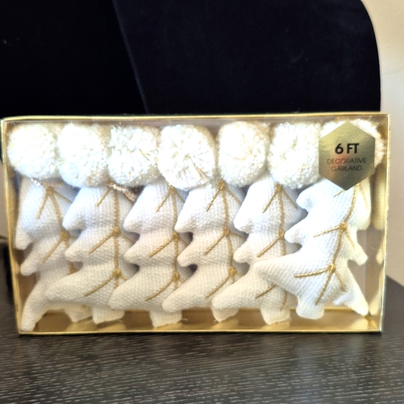 White Christmas Tree and Pom Pom soft Christmas Garland NEW - Picture 1 of 5